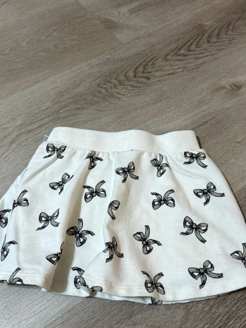 White Girls Size (4) Skirt with Black Bow Print and Black Waist Bow Accent